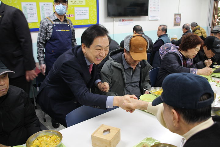 [울산=뉴시스] 국민의힘 김기현 의원(울산 남구을)이 울산지역 복지관과 경로당을 방문해 어르신과 소통하고 있다. (사진=국민의힘 울산시당 제공) 2026.02.14. photo@newsis.com *재판매 및 DB 금지