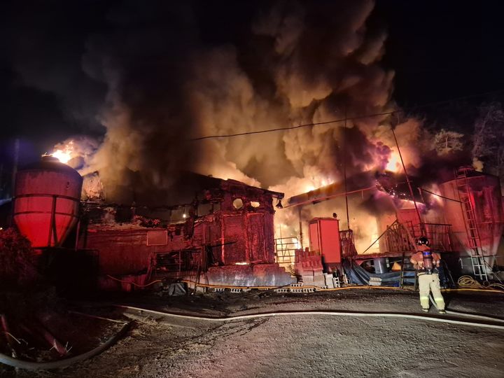 [홍성=뉴시스] 지난 13일 오후 7시6분께 충남 홍성군 홍동면 금당리 돼지농장에서 불이 나 소방대원이 진화에 나서고 있다. (사진=홍성소방서 제공) 2026.02.14. photo@newsis.com *재판매 및 DB 금지