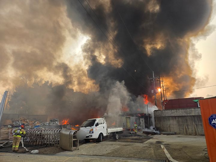 아산 플라스틱 재활용 가공공장 불…5시간여 만에 진화(종합)