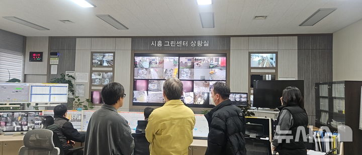 [시흥=뉴시스] 시흥시가 초미세먼지 비상저감조치 대응을 강화한 가운데 상황실 근무자들이 상황판을 지켜보고 있다. (사진=시흥시 제공).