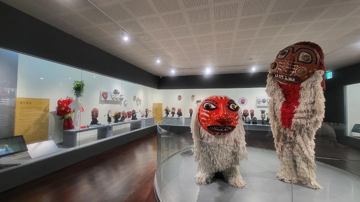 [고성(경남)=뉴시스] 신정철 기자= 경남 고성군은 설 연휴를 맞아 새롭게 단장한 박물관들과 다양한 이벤트가 준비된 관광지, 독수리 먹이주기 등 다양한 볼거리로 설 연휴 관광객을 맞이하고 있다고 14일 밝혔다.사진은 전국 각 지역의 탈 300여점이 전시된 상설전시실 모습.(사진=고성군 제공).2026.02.14. photo@newsis.com *재판매 및 DB 금지