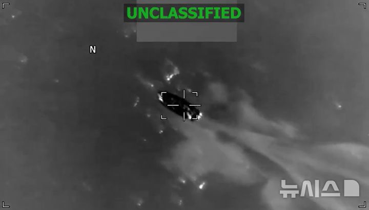 [서울=뉴시스] 미 남부사령부는 13일(현지 시간) 카리브해 마약 밀매 항로를 따라 이동 중이던 마약 밀매 의심 선박을 공격해 3명이 사망했다고 밝혔다. (사진=미 남부사령부 X 갈무리) 2026.02.14.