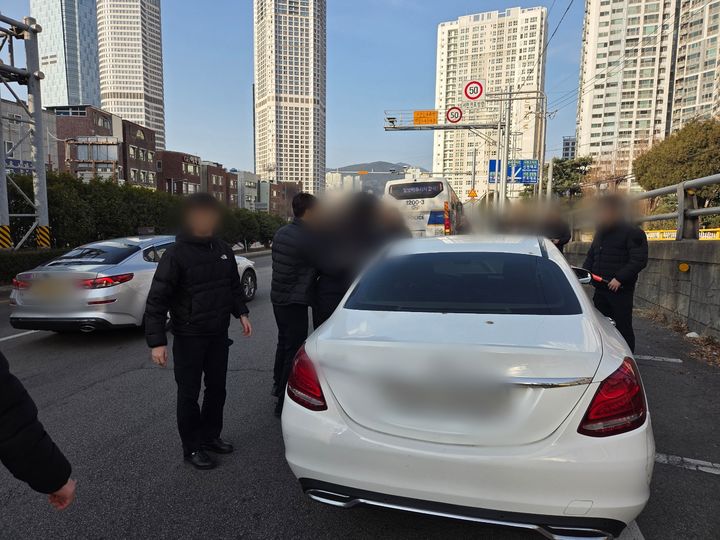[부산=뉴시스] 명절 민생 치안 교통 근무차 이동 중이던 경찰 기동대가 만취 상태로 운전하던 30대 승용차 운전자를 현장에서 적발했다. (사진=부산경찰청 제공) 2026.02.14. photo@newsis.com *재판매 및 DB 금지