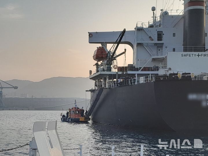 사천해경, 4만8천t급 벌크선 응급환자 구조…생명 지장 없어