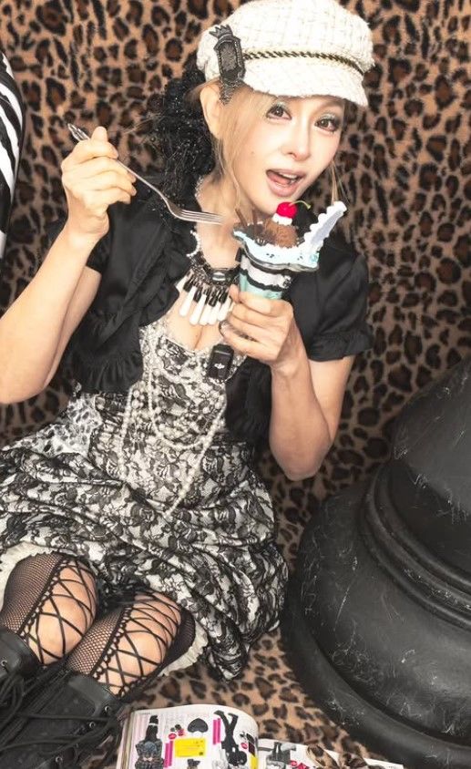 [서울=뉴시스] 배우 이미숙이 일본식 '갸루' 메이크업에 도전해 색다른 매력을 뽐냈다. (사진=인스타그램 캡처) 2026.02.14. photo@newsis.com *재판매 및 DB 금지