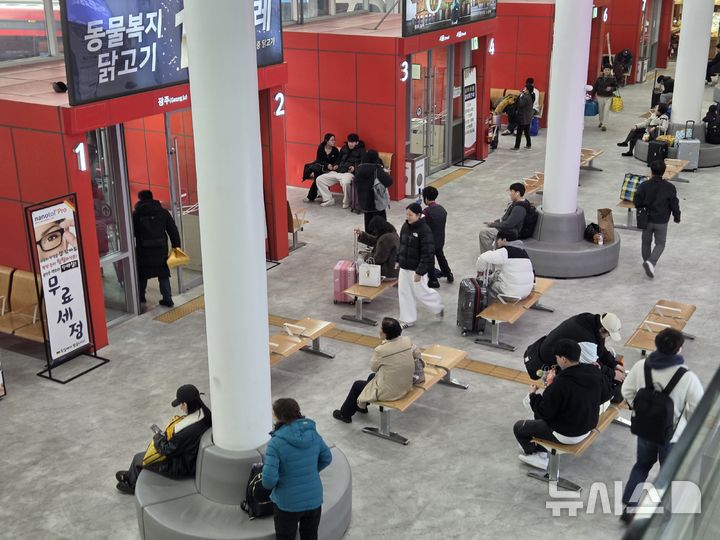 [전주=뉴시스] 강경호 기자 = 설 연휴가 시작된 14일 전북 전주시 덕진구 전주고속버스터미널에 귀성객 등 방문객이 대기하고 있다. 2026.02.14. lukekang@newsis.com
