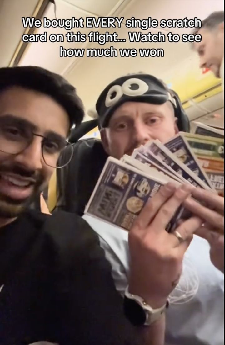 [뉴시스] 한 유튜버가 유럽 대표 저비용 항공사 라이언에어 기내에서 판매하는 스크래치 복권을 전량 구매했지만 단 한 장도 당첨되지 않아 화제가 되고 있다. (사진='vikkstar' 틱톡 캡처) *재판매 및 DB금지 *재판매 및 DB 금지