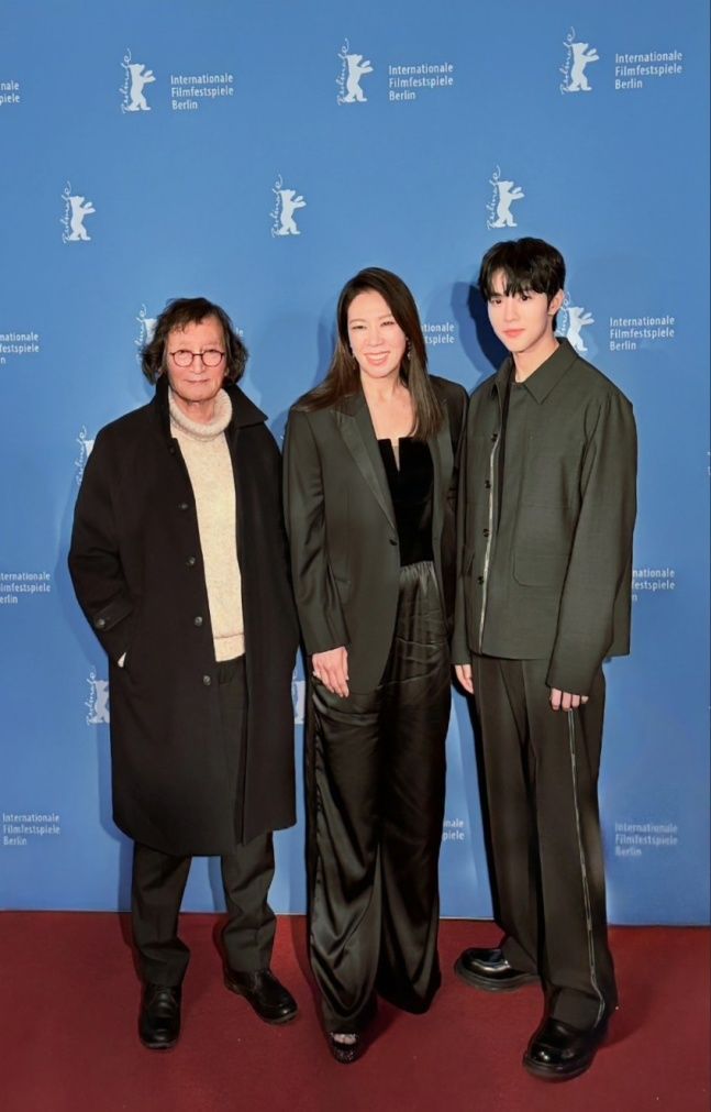 [서울=뉴시스]영화 '내 이름은'의 정지영 감독(왼쪽부터)과 주연배우 염혜란, 신우빈이 13일(현지시각) 제76회 베를린국제영화제에 참석해 월드 프리미어 상영으로 박수갈채를 받았다.(사진=렛츠필름·아우라픽처스 제공) 2026.02.14. photo@newsis.com *재판매 및 DB 금지