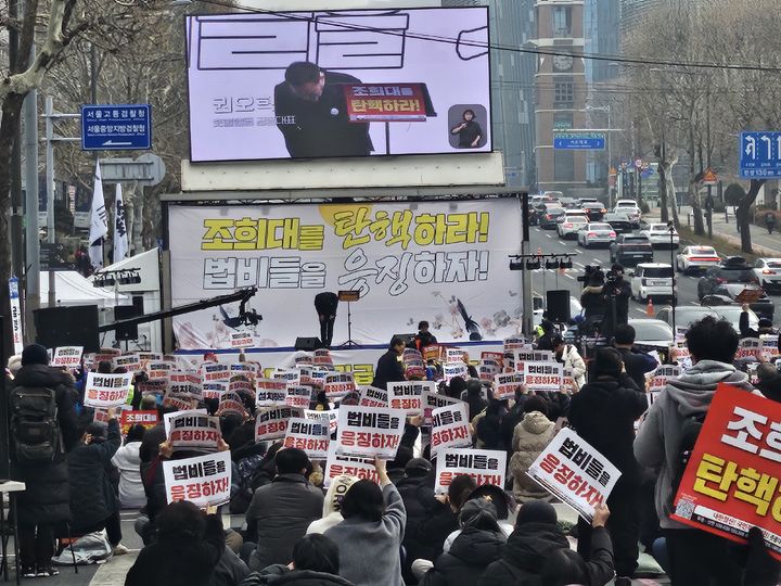 명절 연휴에도 두 쪽 갈라진 서초동…"내란단죄" vs "윤어게인"