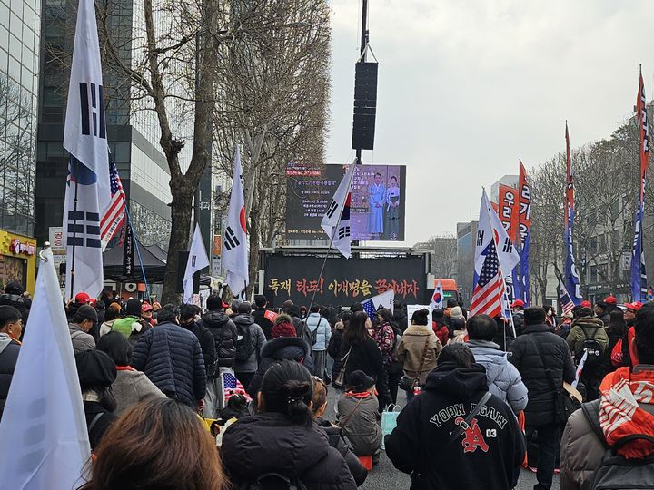 [서울=뉴시스] 조수원 기자 = 보수진영 시민단체 벨라도가 14일 서울 서초구 교대역 9번 출구 인근에서 윤석열 전 대통령을 지지하는 집회를 열고 있다. 2026.02.14.tide1@newsis.com*재판매 및 DB 금지 *재판매 및 DB 금지