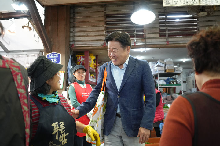 [제주=뉴시스] 오영훈 제주지사가 14일 오후 서귀포 매일올레시장을 찾아 상인들과 인사하고 있다. (사진=제주도 제공) 2026.02.14. photo@newsis.com *재판매 및 DB 금지