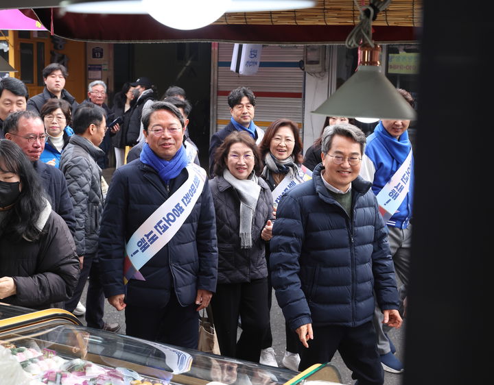 [수원=뉴시스] 김동연 경기도지사와 김승원 더불어민주당 경기도당위원장이 14일 수원 조원시장을 둘러보고 있다. (사진=경기도 제공) 2026.02.14. photo@newsis.com *재판매 및 DB 금지