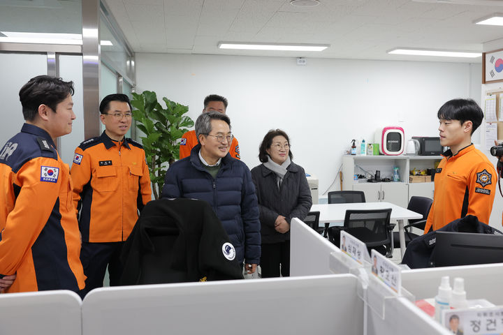 [수원=뉴시스] 김동연 경기도지사가 설 연휴 첫날인 14일 수원남부소방서를 찾아 특별경계근무 중인 소방공무원들을 격려하고 있다.(사진=경기도 제공) 2026.02.14. photo@newsis.com *재판매 및 DB 금지
