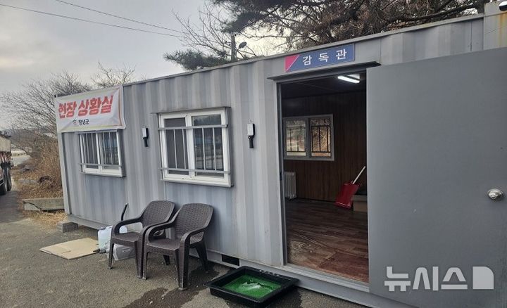 [창녕=뉴시스]14일 경남 창녕군 창녕읍 아프리카돼지열병(ASF) 추가 발생 농장 입구에 설치된 창녕군 출입통제 현장상황실.(사진=경남도 제공) 2026.02.14. photo@newsis.com