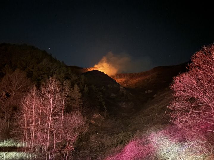 [금산=뉴시스] 14일 오후 7시8분께 충남 금산군 진산면 부암리 산17 일원에서 산불이 나 산 속에서 연기가 피어 오르고 있다. (사진=산림청 제공) 2026.02.14. photo@newsis.com *재판매 및 DB 금지