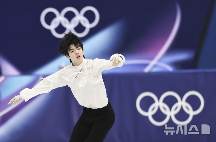 [밀라노=뉴시스] 김근수 기자 = 프리스케이팅 차준환이 13일(현지 시간) 이탈리아 밀라노 아이스 스케이팅 아레나에서 열린 2026 밀라노·코르티나 담페초 동계올림픽 피겨스케이팅 남자 싱글 프리스케이팅에서 연기를 펼치고 있다. 2026.02.14. ks@newsis.com