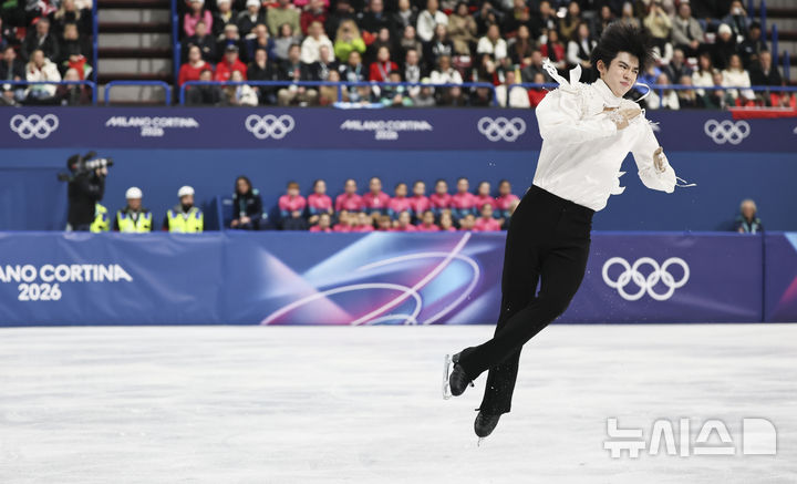 [밀라노=뉴시스] 김근수 기자 = 프리스케이팅 차준환이 13일(현지 시간) 이탈리아 밀라노 아이스 스케이팅 아레나에서 열린 2026 밀라노·코르티나 담페초 동계올림픽 피겨스케이팅 남자 싱글 프리스케이팅에서 연기를 펼치고 있다. 2026.02.14. ks@newsis.com