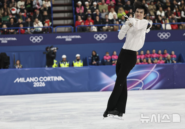 [밀라노=뉴시스] 김근수 기자 = 프리스케이팅 차준환이 13일(현지 시간) 이탈리아 밀라노 아이스 스케이팅 아레나에서 열린 2026 밀라노·코르티나 담페초 동계올림픽 피겨스케이팅 남자 싱글 프리스케이팅에서 연기를 펼치고 있다. 2026.02.14. ks@newsis.com