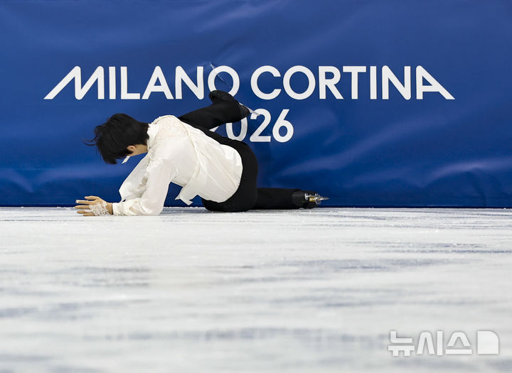 [밀라노=뉴시스] 김근수 기자 = 피겨스케이팅 차준환이 13일(현지 시간) 이탈리아 밀라노 아이스 스케이팅 아레나에서 열린 2026 밀라노·코르티나 담페초 동계올림픽 피겨스케이팅 남자 싱글 프리스케이팅에서 점프를 시도하다 넘어지고 있다. 2026.02.14. ks@newsis.com