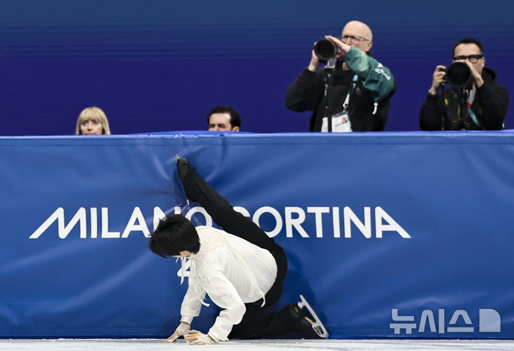 [밀라노=뉴시스] 김근수 기자 = 피겨스케이팅 차준환이 13일(현지 시간) 이탈리아 밀라노 아이스 스케이팅 아레나에서 열린 2026 밀라노·코르티나 담페초 동계올림픽 피겨스케이팅 남자 싱글 프리스케이팅에서 점프를 시도하다 넘어지고 있다. 2026.02.14. ks@newsis.com