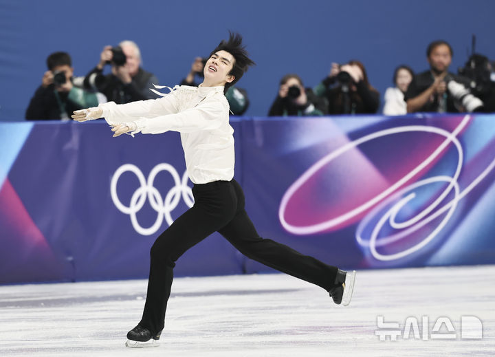 [밀라노=뉴시스] 김근수 기자 = 프리스케이팅 차준환이 13일(현지 시간) 이탈리아 밀라노 아이스 스케이팅 아레나에서 열린 2026 밀라노·코르티나 담페초 동계올림픽 피겨스케이팅 남자 싱글 프리스케이팅에서 연기를 펼치고 있다. 2026.02.14. ks@newsis.com