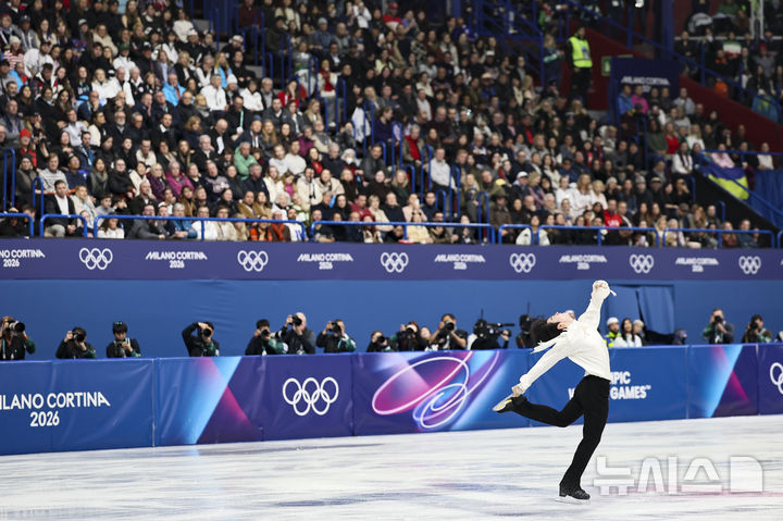 [밀라노=뉴시스] 김근수 기자 = 프리스케이팅 차준환이 13일(현지 시간) 이탈리아 밀라노 아이스 스케이팅 아레나에서 열린 2026 밀라노·코르티나 담페초 동계올림픽 피겨스케이팅 남자 싱글 프리스케이팅에서 연기를 펼치고 있다. 2026.02.14. ks@newsis.com