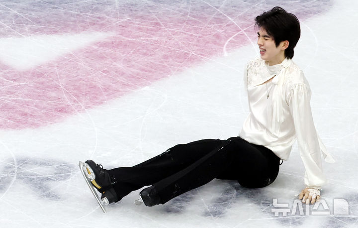 [밀라노=뉴시스] 박주성 기자 = 13일 (현지 시간) 이탈리아 밀라노 아이스 스케이팅 아레나 경기장에서 열린 2026 밀라노·코르티나담페초 동계올림픽 피겨스케이팅 남자 싱글 프리스케이팅에 출전한 차준환 선수가 연기를 마치고 있다. 2026.02.14. park7691@newsis.com
