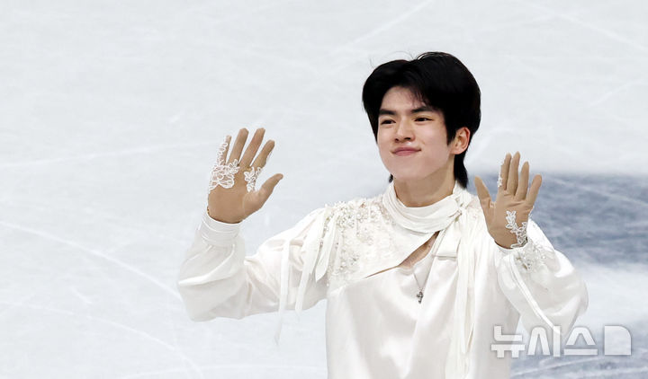 [밀라노=뉴시스] 박주성 기자 = 13일 (현지 시간) 이탈리아 밀라노 아이스 스케이팅 아레나 경기장에서 열린 2026 밀라노·코르티나담페초 동계올림픽 피겨스케이팅 남자 싱글 프리스케이팅에 출전한 차준환 선수가 연기를 마치고 관중들에게 인사를 하고 있다. 2026.02.14. park7691@newsis.com