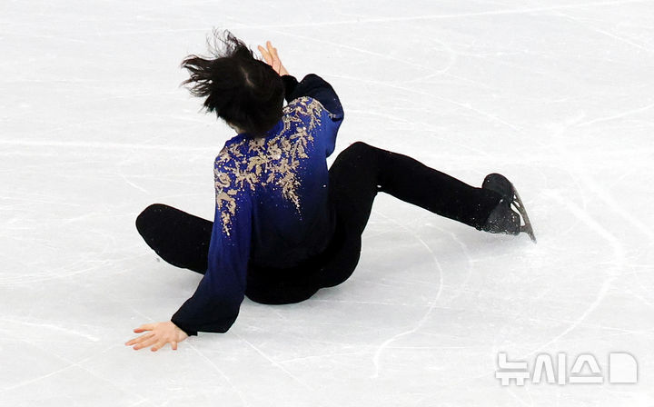 [밀라노=뉴시스] 박주성 기자 = 13일 (현지 시간) 이탈리아 밀라노 아이스 스케이팅 아레나 경기장에서 열린 2026 밀라노·코르티나담페초 동계올림픽 피겨스케이팅 남자 싱글 프리스케이팅에 출전한 일본 가기야마 유마가 점프 실수를 하고 있다. 2026.02.14. park7691@newsis.com