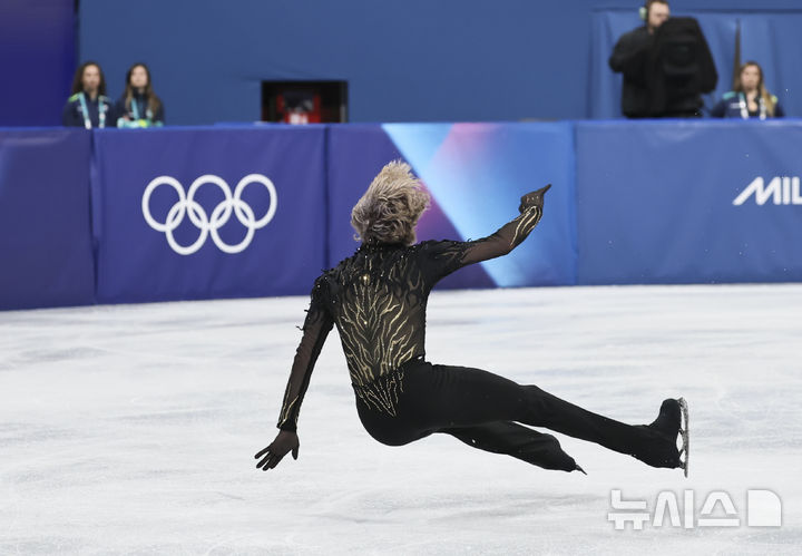 [밀라노=뉴시스] 김근수 기자 = 미국 피겨스케이팅 엘리아 말리닌이 13일(현지 시간) 이탈리아 밀라노 아이스 스케이팅 아레나에서 열린 2026 밀라노·코르티나 담페초 동계올림픽 피겨스케이팅 남자 싱글 프리스케이팅에서 연기 도중 넘어지고 있다. 2026.02.14. ks@newsis.com