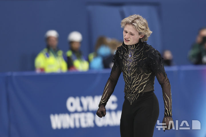 [밀라노=뉴시스] 김근수 기자 = 미국 피겨스케이팅 엘리아 말리닌이 13일(현지 시간) 이탈리아 밀라노 아이스 스케이팅 아레나에서 열린 2026 밀라노·코르티나 담페초 동계올림픽 피겨스케이팅 남자 싱글 프리스케이팅에서 연기를 마치고 아쉬워하고 있다. 2026.02.14. ks@newsis.com