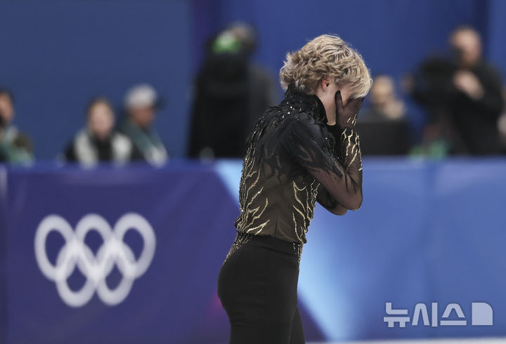 [밀라노=뉴시스] 김근수 기자 = 미국 피겨스케이팅 엘리아 말리닌이 13일(현지 시간) 이탈리아 밀라노 아이스 스케이팅 아레나에서 열린 2026 밀라노·코르티나 담페초 동계올림픽 피겨스케이팅 남자 싱글 프리스케이팅에서 연기를 마치고 아쉬워하고 있다. 2026.02.14. ks@newsis.com