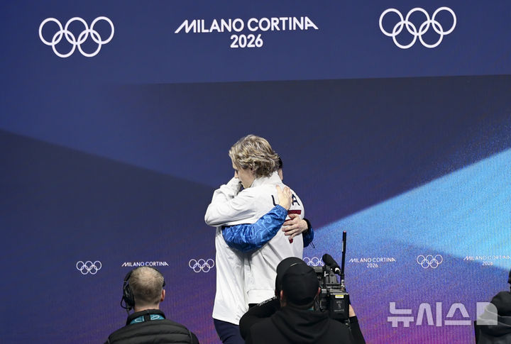 [밀라노=뉴시스] 김근수 기자 = 피겨스케이팅 금메달 미카일 샤이도로프(카자흐스탄)과 엘리아 말리닌이 13일(현지 시간) 이탈리아 밀라노 아이스 스케이팅 아레나에서 열린 2026 밀라노·코르티나 담페초 동계올림픽 피겨스케이팅 남자 싱글 프리스케이팅에서 연기를 마치고 서로 안아주고 있다. 2026.02.14. ks@newsis.com