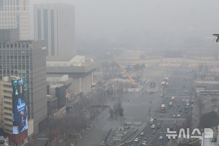 [서울=뉴시스] 조성우 기자 = 설 연휴가 시작된 14일 오전 초미세먼지와 미세먼지가 '매우 나쁨' 수준을 기록한 가운데 서울 도심이 뿌옇게 보이고 있다. 2026.02.14. xconfind@newsis.com