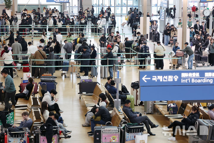 [인천공항=뉴시스] 조성우 기자 = 설 연휴가 시작된 14일 오전 인천국제공항 제1여객터미널 출국장이 이용객들로 북적이고 있다. 2026.02.14. xconfind@newsis.com