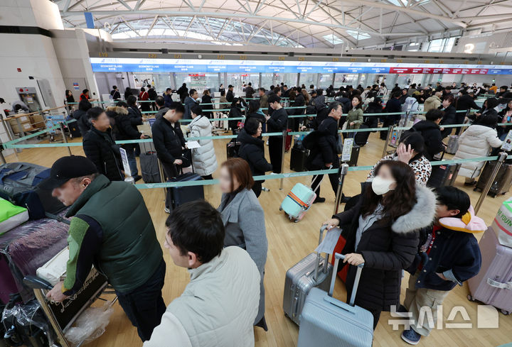 '최장 5일 설 연휴'에 북적이는 공항 [뉴시스Pic]