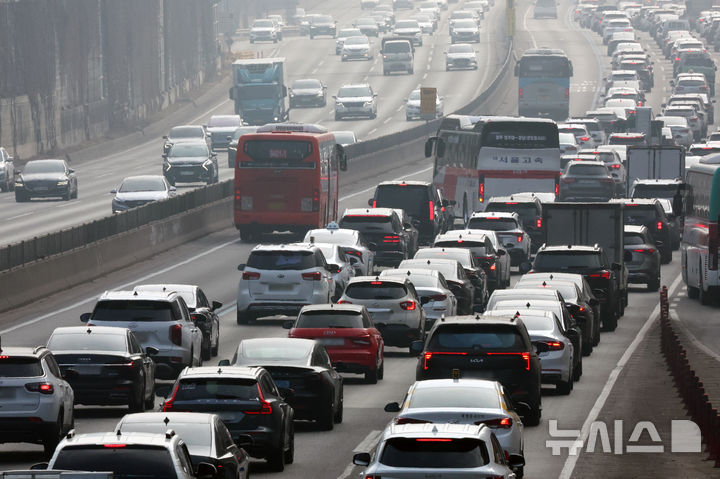 [서울=뉴시스] 조성우 기자 = 설 연휴가 시작된 14일 오후 서울 서초구 잠원IC 인근 경부고속도로 하행선(오른쪽)이 정체를 빚고 있다. 2026.02.14. xconfind@newsis.com