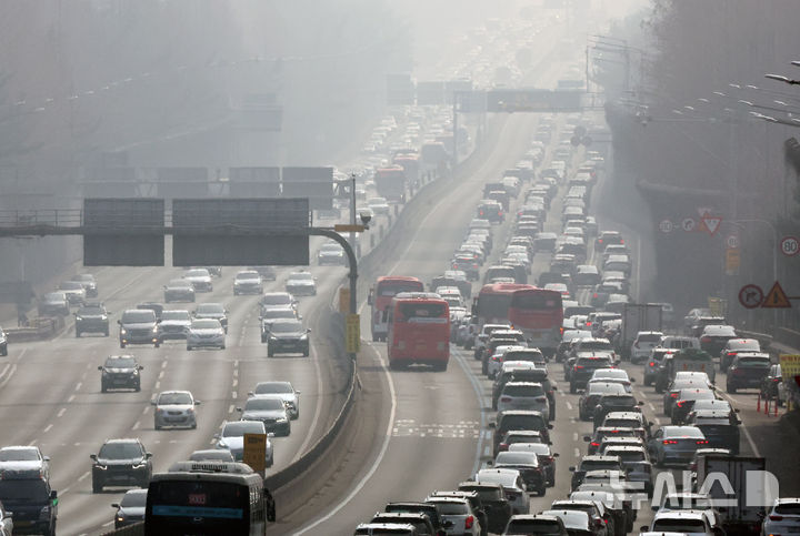 [서울=뉴시스] 조성우 기자 = 설 연휴가 시작된 14일 오후 서울 서초구 잠원IC 인근 경부고속도로 하행선(오른쪽)이 정체를 빚고 있다. 2026.02.14. xconfind@newsis.com