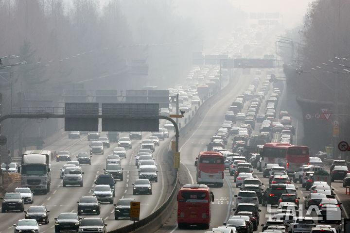 [서울=뉴시스] 조성우 기자 = 설 연휴가 시작된 14일 오후 서울 서초구 잠원IC 인근 경부고속도로 하행선(오른쪽)이 정체를 빚고 있다. 2026.02.14. xconfind@newsis.com