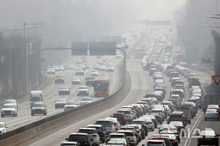 [서울=뉴시스] 조성우 기자 = 설 연휴가 시작된 지난 14일 오후 서울 서초구 잠원IC 인근 경부고속도로 하행선(오른쪽)이 정체를 빚고 있다. 2026.02.14. xconfind@newsis.com
