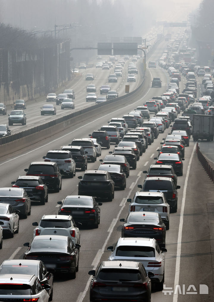 설 연휴 들째 날 귀성길 정체 절정…서울→부산 7시간