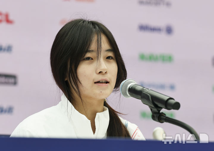 [밀라노=뉴시스] 김근수 기자 = 스노보드 하프파이프 금메달리스트 최가온이 14일(현지 시간) 이탈리아 밀라노 코리아하우스에서 열린 기자회견에서 취재진 질문에 답하고 있다. 2026.02.14. ks@newsis.com