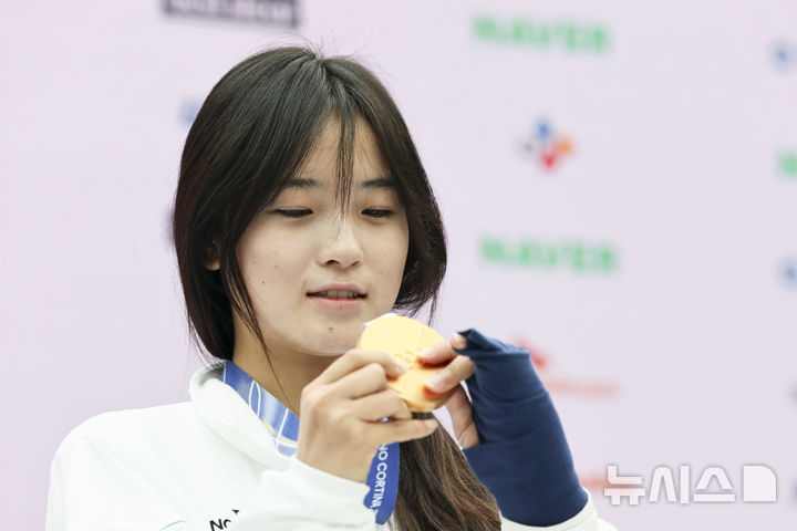 [밀라노=뉴시스] 김근수 기자 = 스노보드 하프파이프 금메달리스트 최가온이 14일(현지 시간) 이탈리아 밀라노 코리아하우스에서 열린 기자회견을 마치고 기념촬영을 하고 있다. 2026.02.14. ks@newsis.com