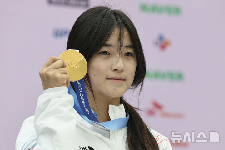 [밀라노=뉴시스] 김근수 기자 = 스노보드 하프파이프 금메달리스트 최가온이 14일(현지 시간) 이탈리아 밀라노 코리아하우스에서 열린 기자회견을 마치고 기념촬영을 하고 있다. 2026.02.14. ks@newsis.com