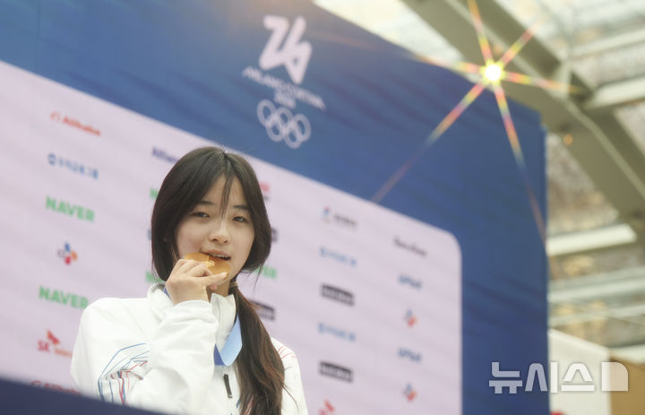 [밀라노=뉴시스] 김근수 기자 = 스노보드 하프파이프 금메달리스트 최가온이 14일(현지 시간) 이탈리아 밀라노 코리아하우스에서 열린 기자회견에서 금메달을 들고 기념촬영을 하고 있다. 2026.02.14. ks@newsis.com