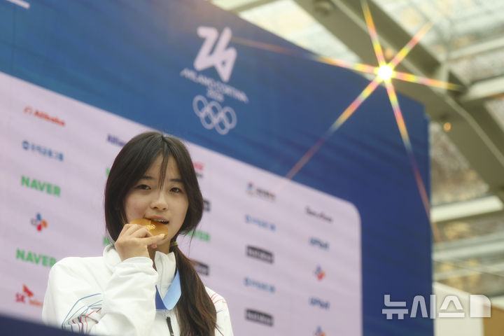 [밀라노=뉴시스] 김근수 기자 = 스노보드 하프파이프 금메달리스트 최가온이 14일(현지 시간) 이탈리아 밀라노 코리아하우스에서 열린 기자회견에서 금메달을 들고 기념촬영을 하고 있다. 2026.02.14. ks@newsis.com