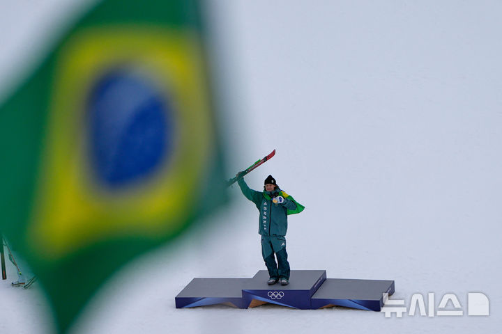 [보르미오=AP/뉴시스] 루카스 피녜이루 브라던(브라질)이 14일(현지 시간) 이탈리아 보르미오의 스텔비오 스키 센터에서 열린 2026 밀라노·코르티나담페초 동계올림픽 알파인 스키 남자 대회전 경기 금메달을 획득한 뒤 시상대에 올라 기뻐하고 있다. 2026.02.14.