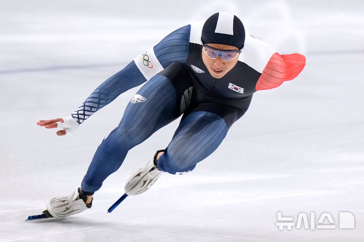 [밀라노=AP/뉴시스] 김준호가 15일(한국 시간) 이탈리아 밀라노 스피드스케이팅 스타디움에서 열린 2026 밀라노·코르티나담페초 동계올림픽 스피드스케이팅 남자 500m 경기를 펼치고 있다. 2026.02.15.