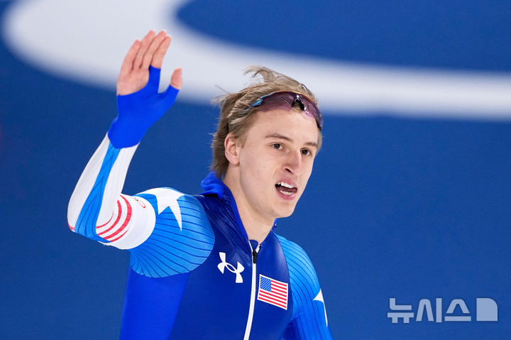 [밀라노=AP/뉴시스] 조던 스톨츠(미국)가 15일(한국 시간) 이탈리아 밀라노 스피드스케이팅 스타디움에서 열린 2026 밀라노·코르티나담페초 동계올림픽 스피드스케이팅 남자 500m 레이스를 마친 뒤 관객석을 향해 손을 흔들고 있다. 2026.02.15.