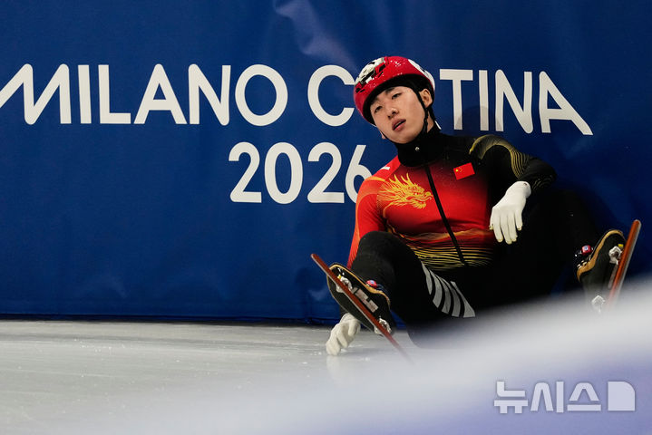 [밀라노=AP/뉴시스] 중국의 린샤오쥔이 2026년 2월 14일(현지 시간) 이탈리아 밀라노에서 열린 2026 밀라노·코르티나 동계올림픽 쇼트트랙 남자 1500ｍ 준준결승에서 넘어져 있다. 최근 우다징이 중국 대표팀 새 감독으로 선임된 가운데 린샤오쥔의 부상 이력과 세대교체 문제를 둘러싸고 린샤오쥔의 거취에 관해 관심이 커지고 있다. 2026.02.14.
